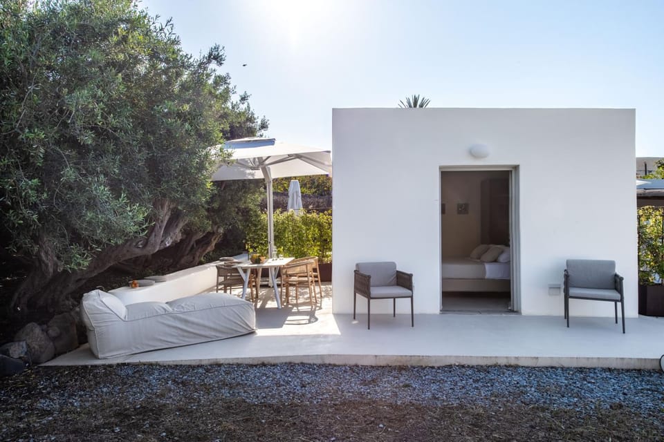 Property building, Patio, Balcony/Terrace