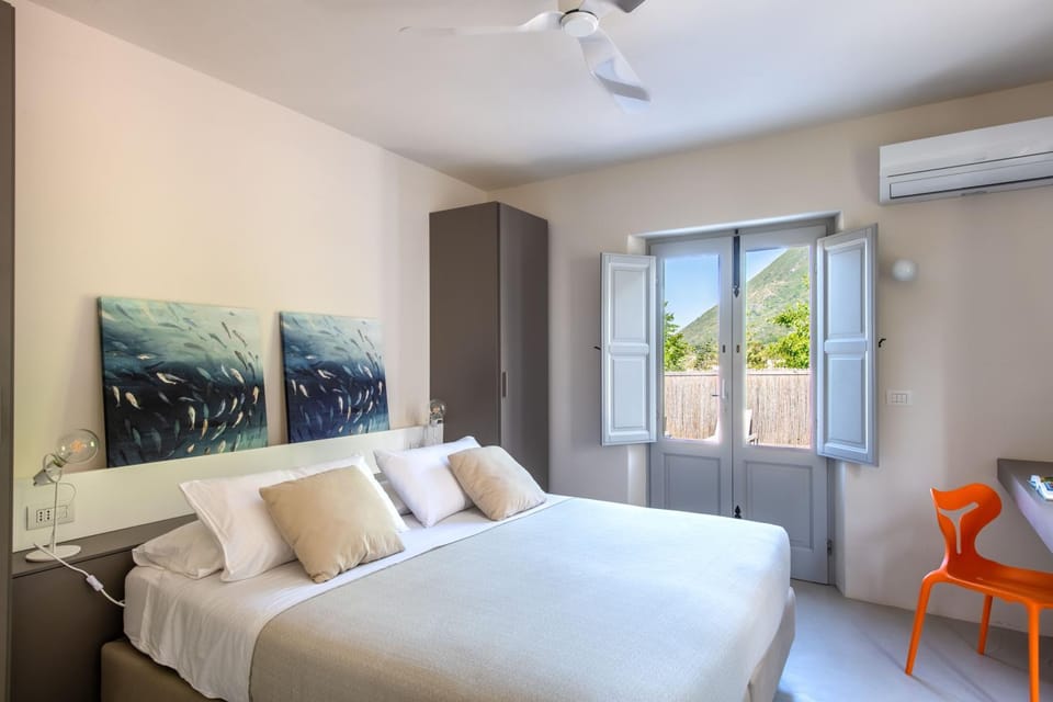 Bed, Photo of the whole room, Bedroom, fireplace, air conditioner