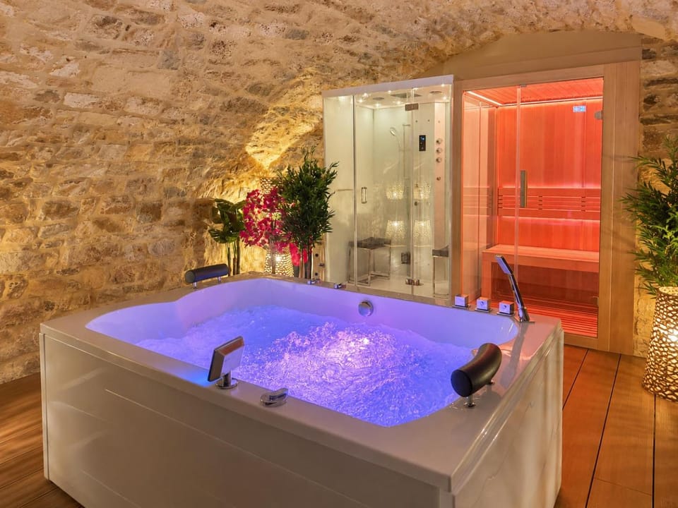 Château De La Caze Piscine & Spa - Ste Enimie Hotel in Auvergne-Rhône-Alpes