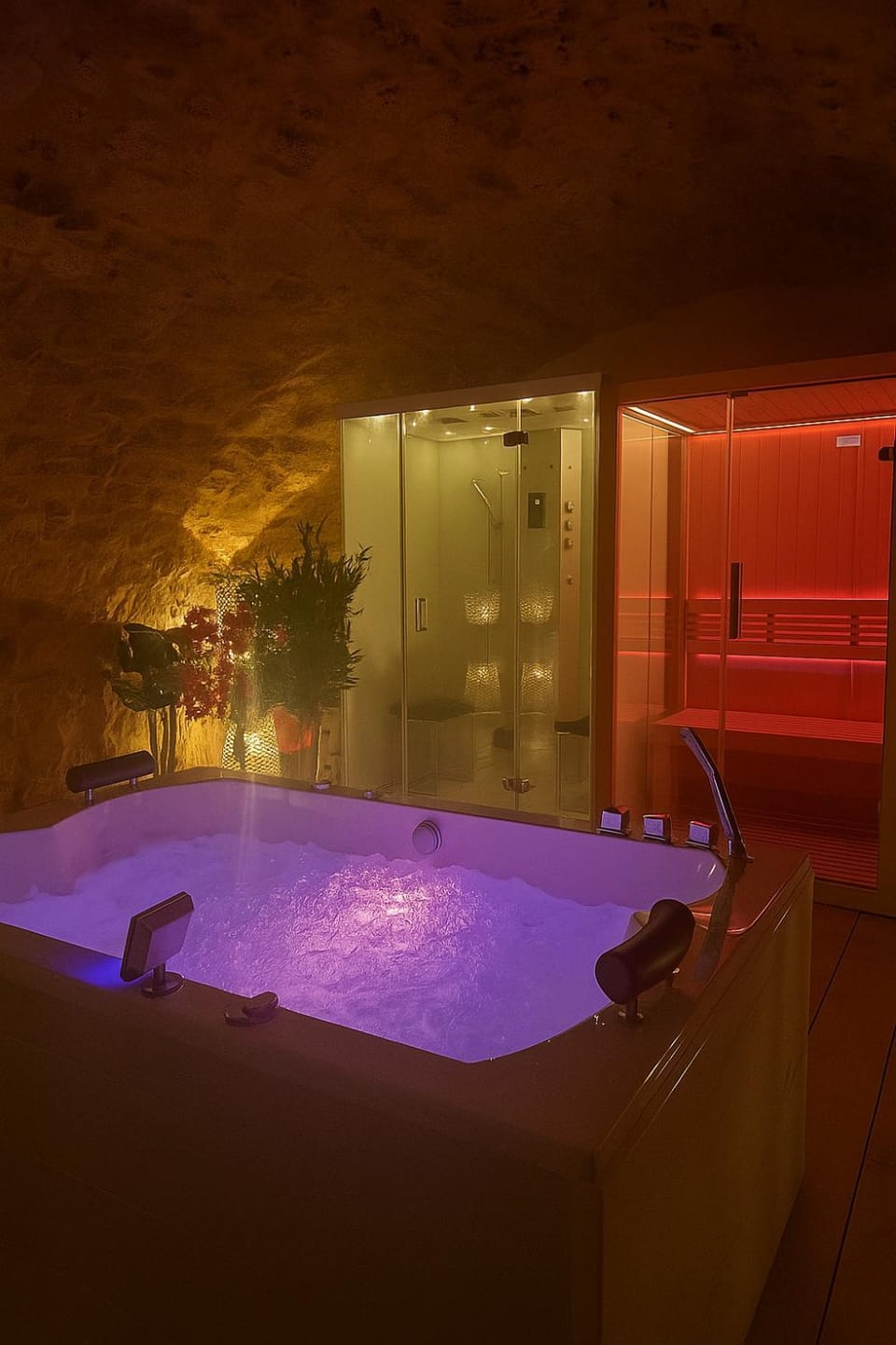 Hot Tub, Sauna, Steam room, Spa and wellness centre/facilities