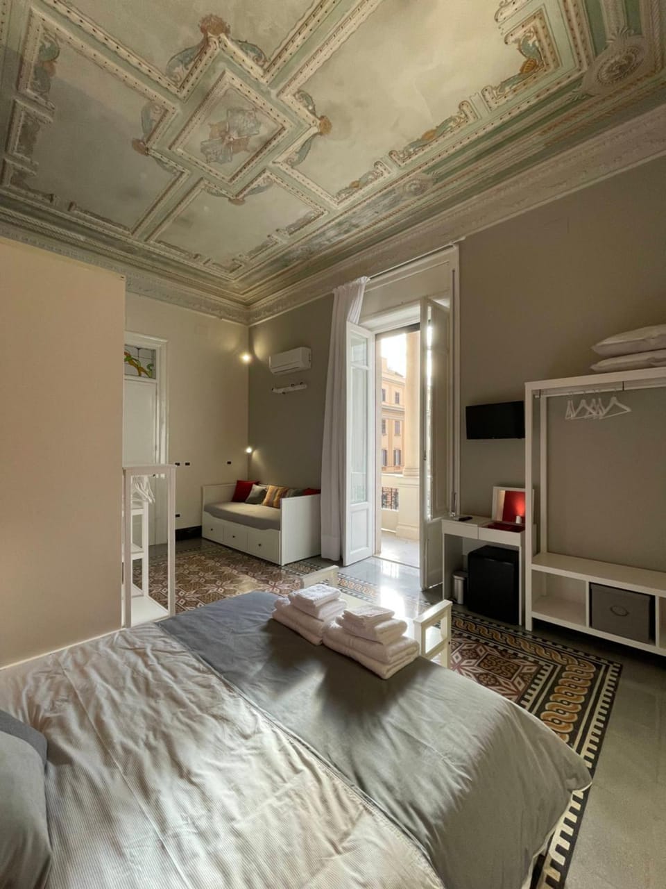 Bed, Photo of the whole room, Bedroom