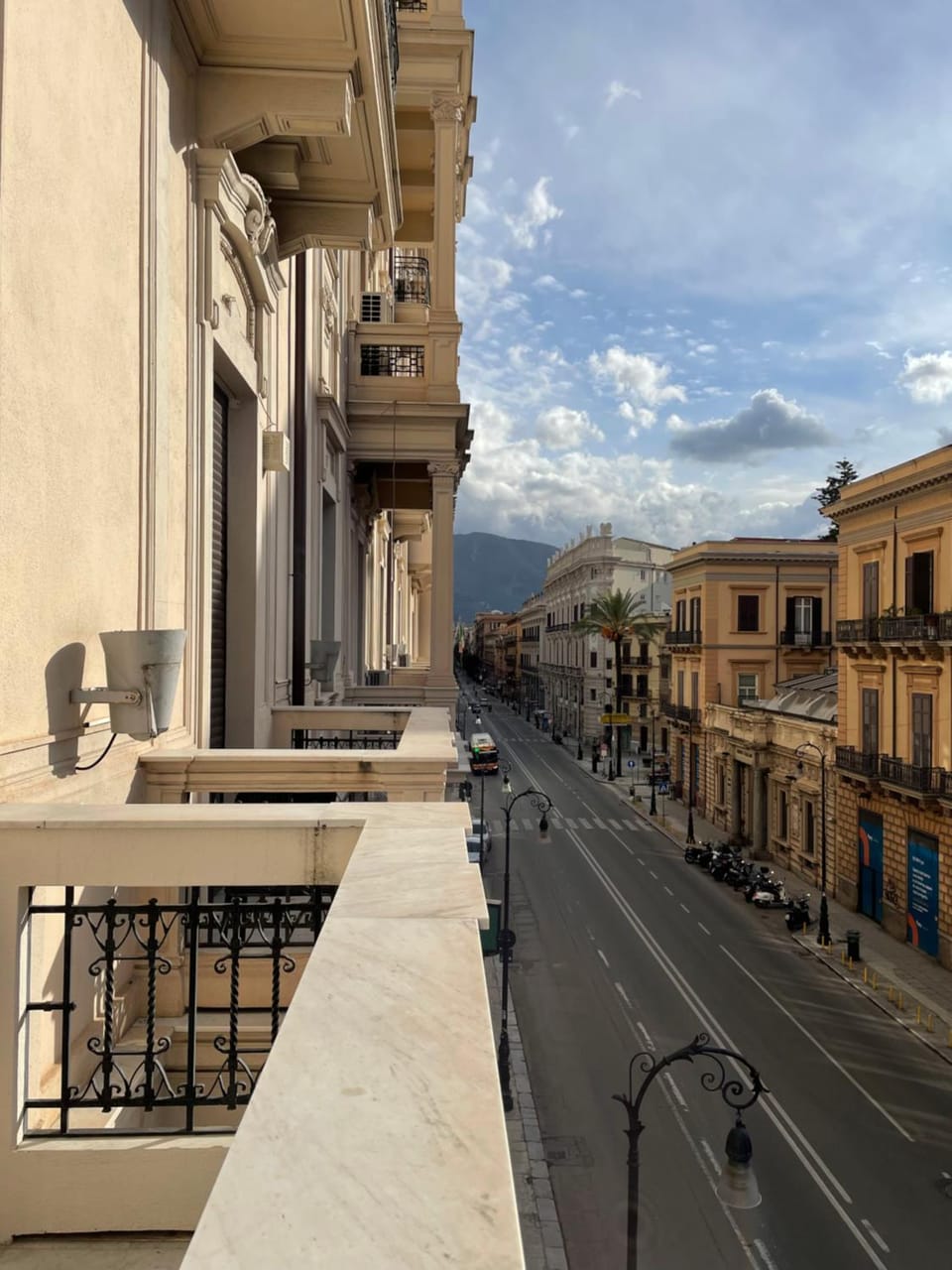 Neighbourhood, Balcony/Terrace, City view, Street view