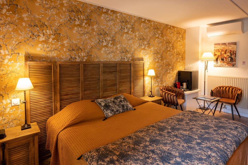 Bed, Photo of the whole room, Seating area, Bedroom, hair dresser