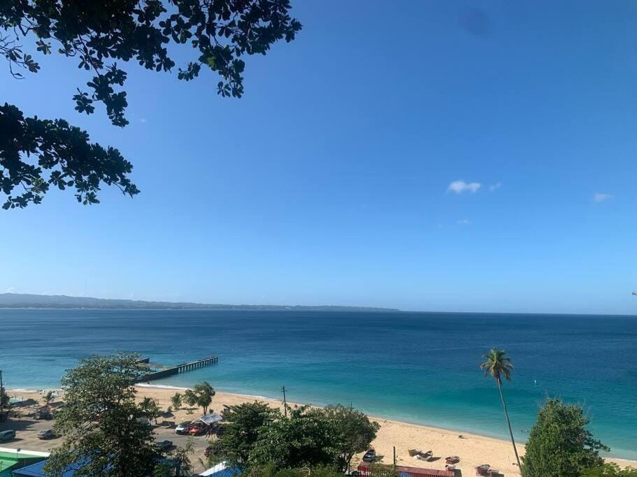 Aguadilla Sunset Apt AC WiFi 8 minute walk Crashboat Beach Apartment in Borinquen