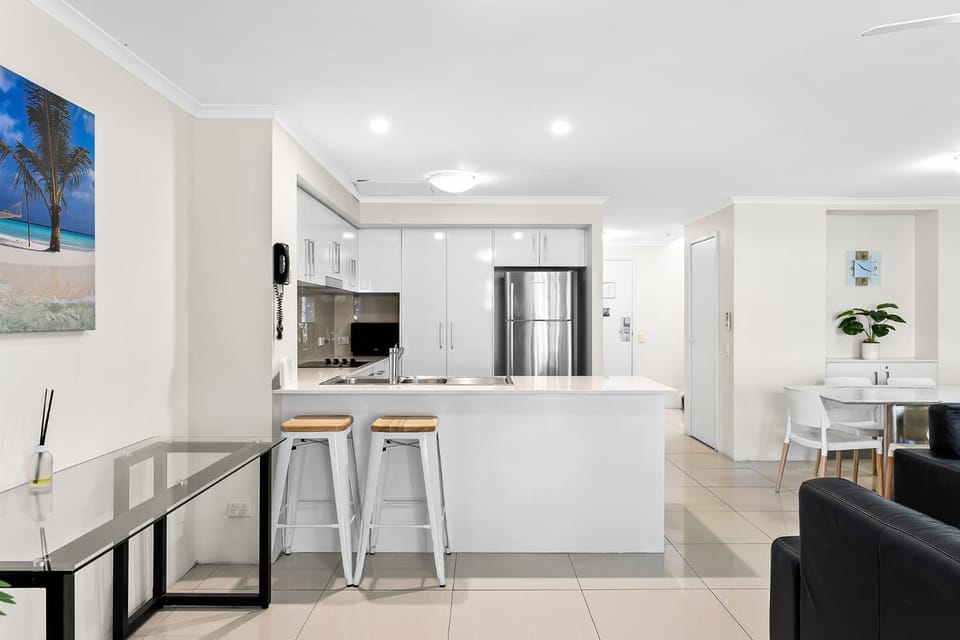 Kitchen or kitchenette, minibar