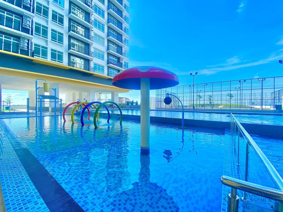 Day, Swimming pool
