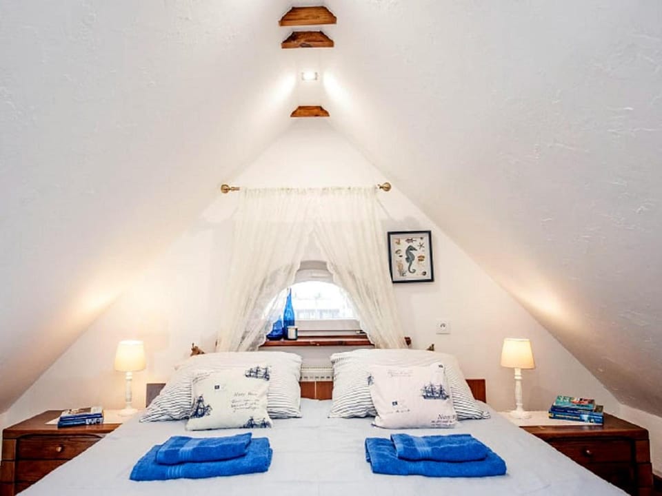 Bed, Photo of the whole room, Seating area, Bedroom, towels