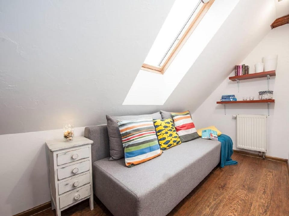 Decorative detail, Seating area, Bedroom, older children, locker