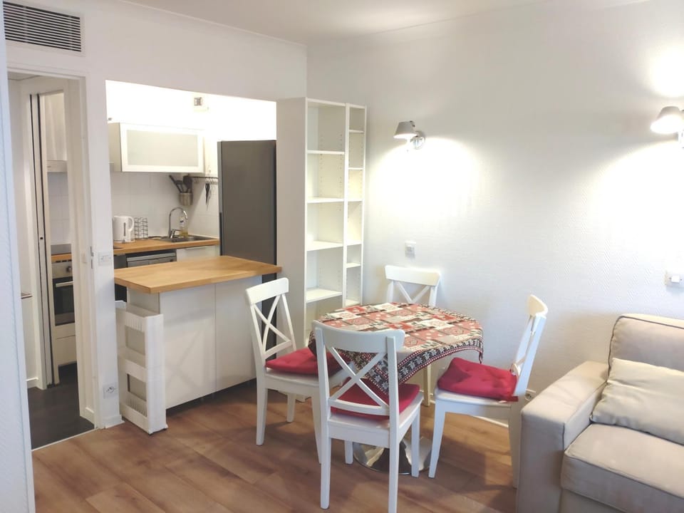 7 min walk Metro, ApartHotel, La Défense Apartment in Puteaux