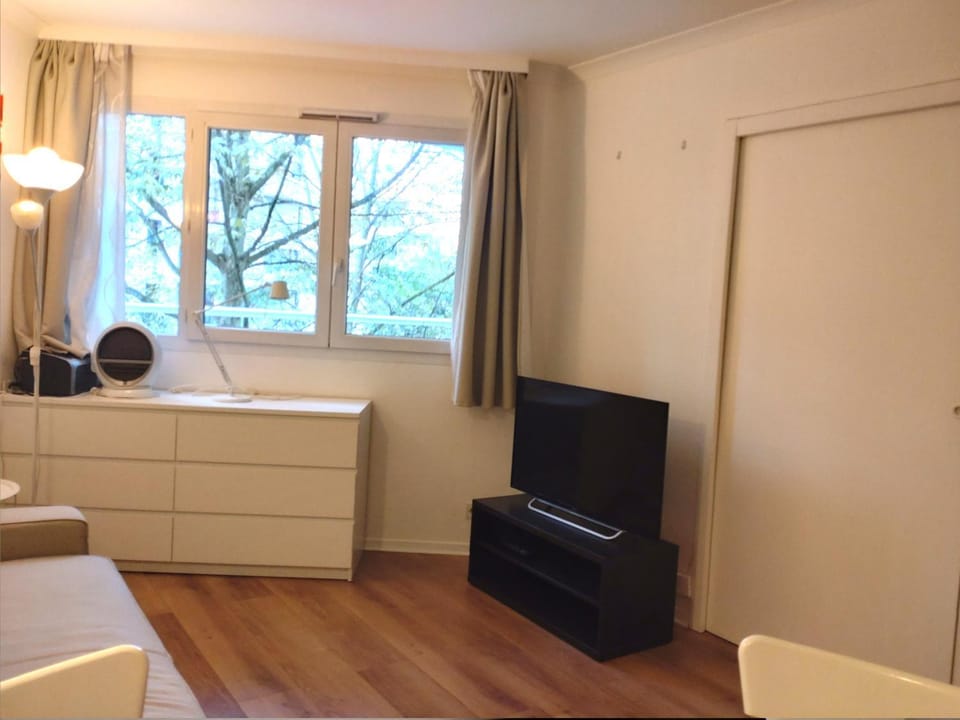 7 min walk Metro, ApartHotel, La Défense Apartment in Puteaux