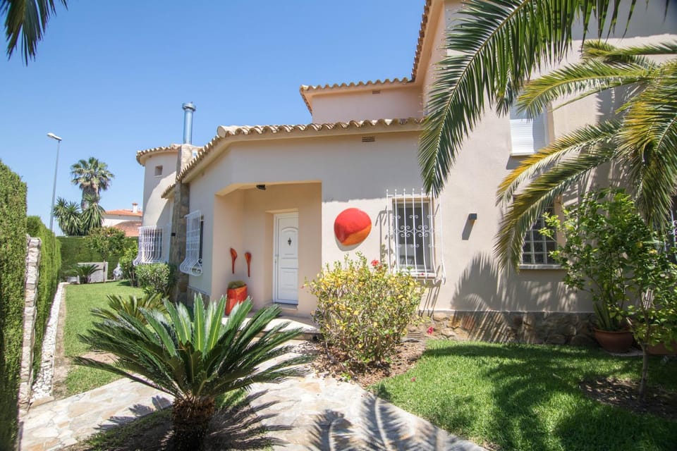 Property building, Facade/entrance, Garden