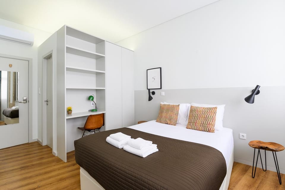 Bed, Bedroom, towels, wardrobe
