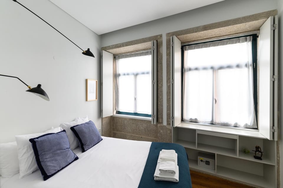 Bed, towels