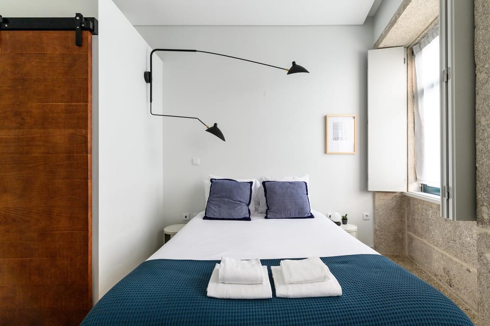 Bed, towels