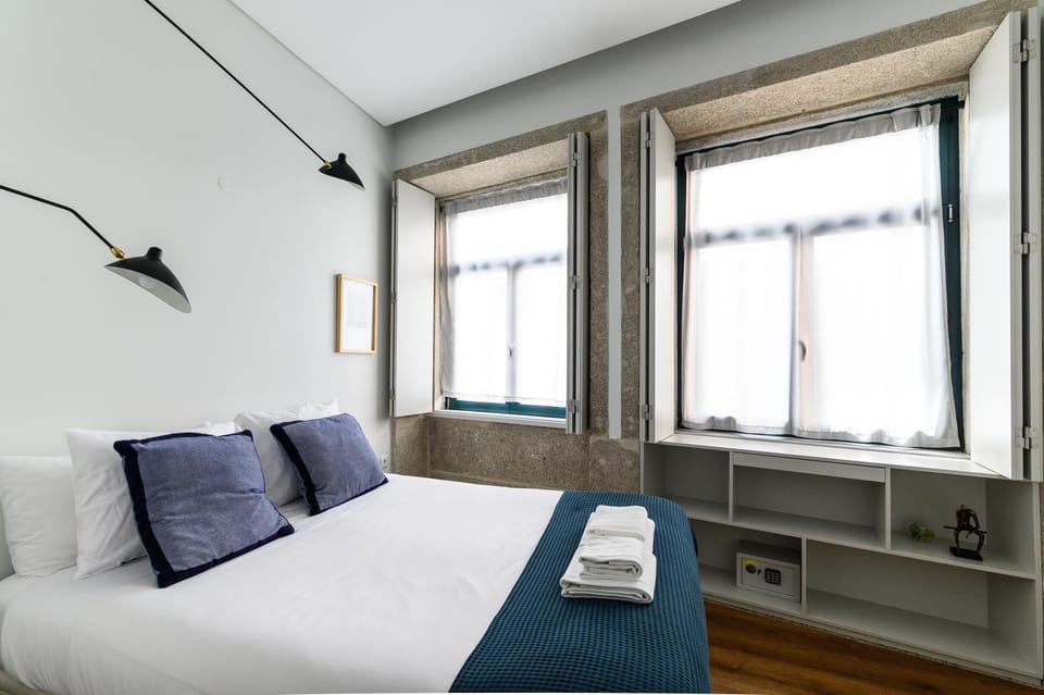 Bed, safe, towels