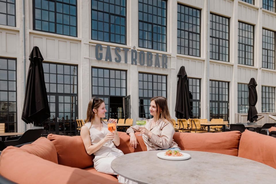 Restaurant/places to eat, Balcony/Terrace