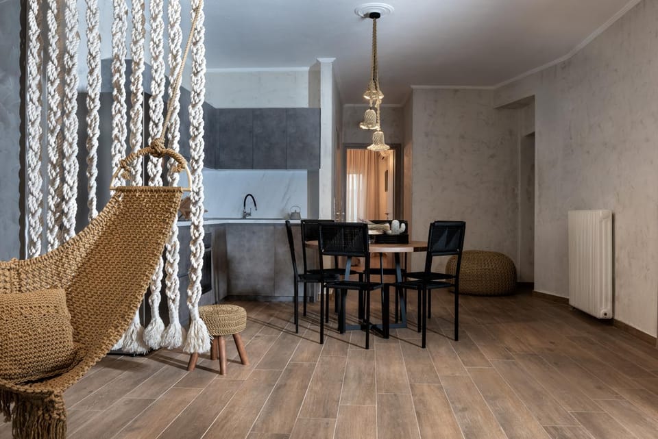 Kitchen or kitchenette, Seating area, Dining area