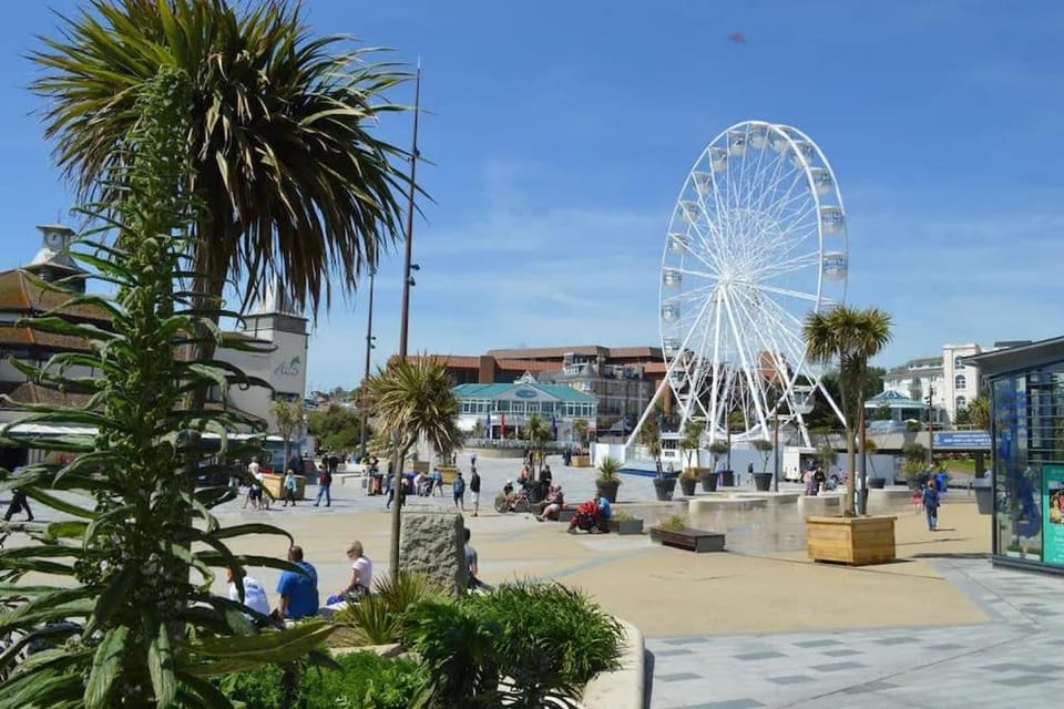 Bright, Vibrant New 1 Bedroom Town Centre Parking Apartment in Bournemouth