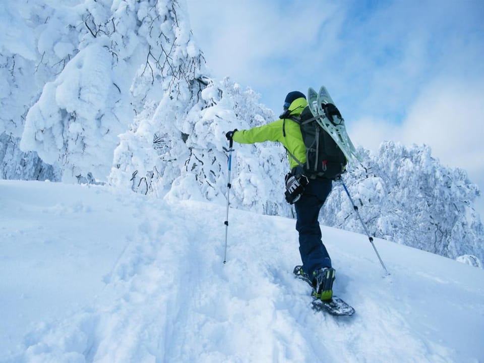 Nearby landmark, Off site, People, Skiing