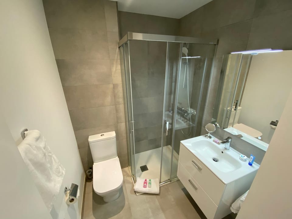 Shower, Toilet, Bathroom, towels