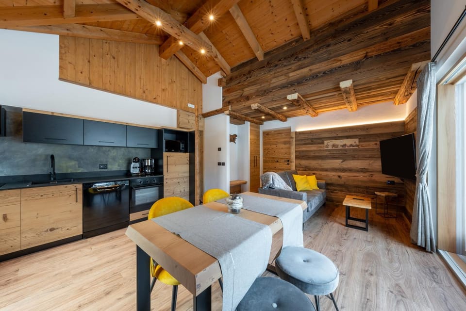 TV and multimedia, Coffee/tea facilities, Lounge or bar, Dining area, furniture, furniture, kitchen