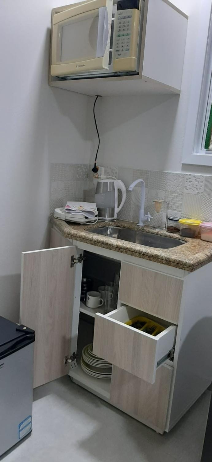 Kitchen or kitchenette, minibar