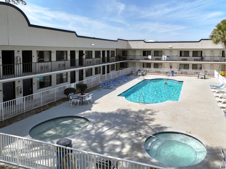 Swimming pool, Swimming pool