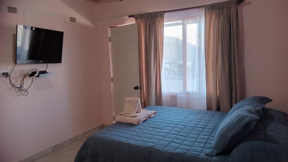 Bed, TV and multimedia, Bedroom, towels