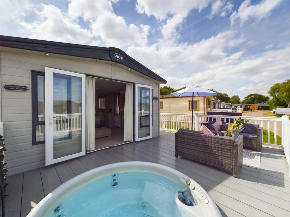 Property building, Patio, Day, Natural landscape, Hot Tub, View (from property/room), Balcony/Terrace