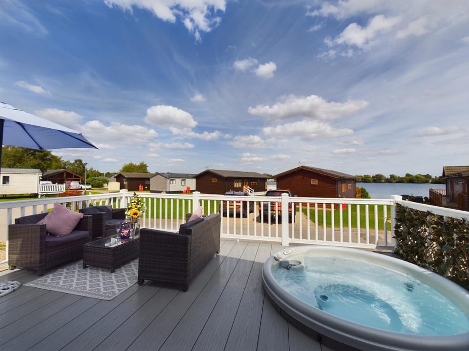 Patio, Natural landscape, Garden, Hot Tub, View (from property/room), Balcony/Terrace, Seating area, Lake view