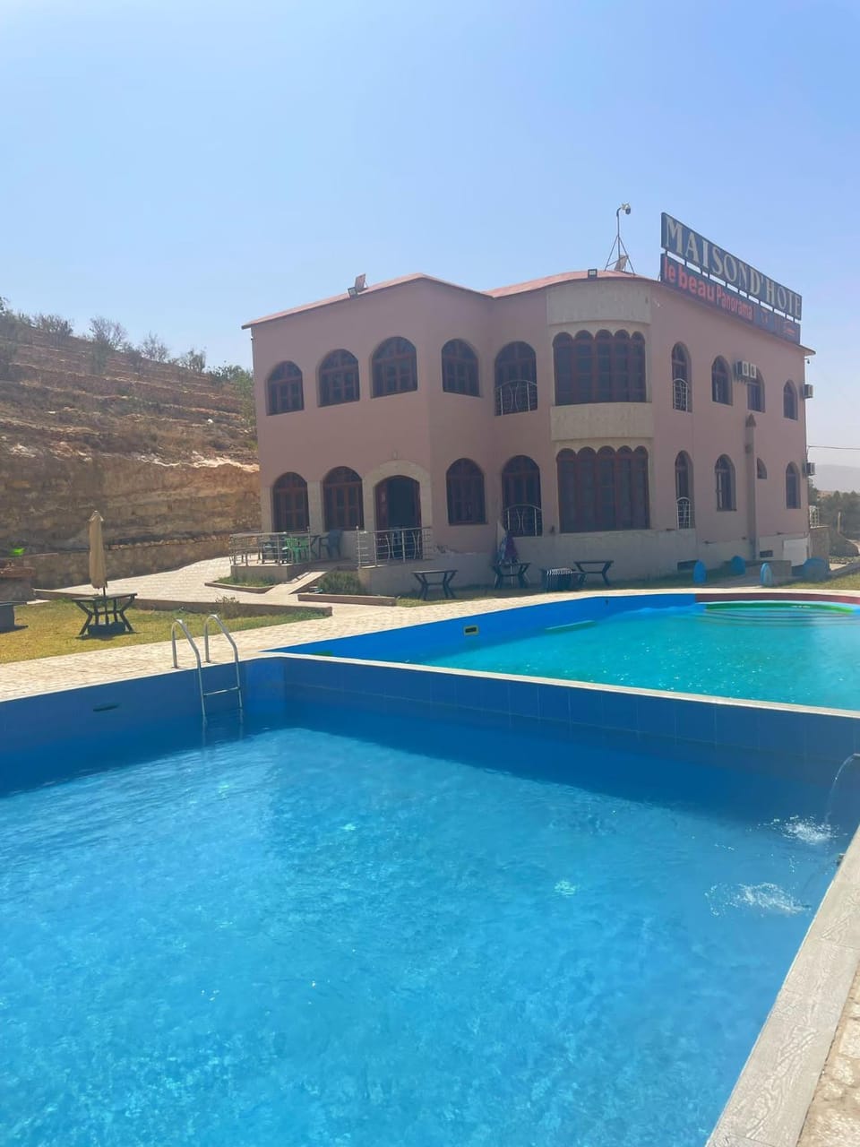 Property building, Restaurant/places to eat, Landmark view, Swimming pool, Breakfast