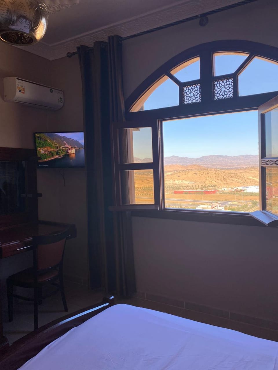 Bed, Natural landscape, TV and multimedia, View (from property/room), Photo of the whole room, Bedroom, Mountain view, air conditioner