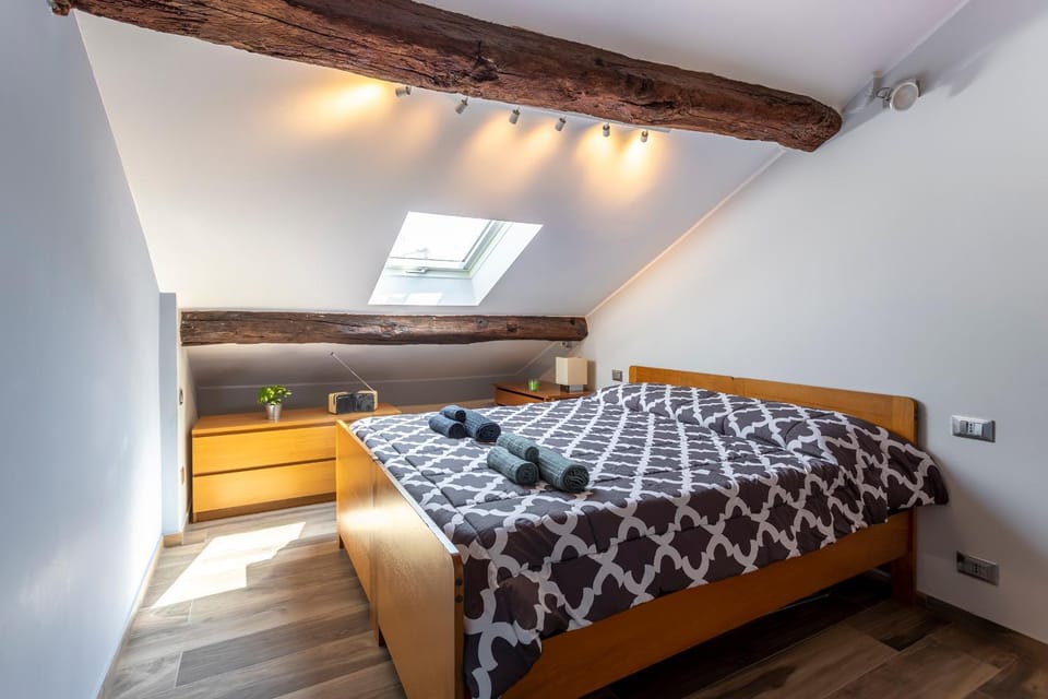 Bed, Coffee/tea facilities, Photo of the whole room, Bedroom, microwave, towels, wardrobe