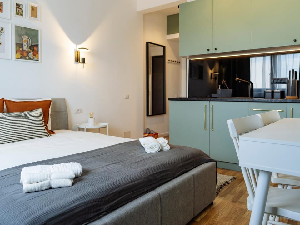Beautiful Modern Studio - Cismigiu Park - Netflix Apartment in Bucharest