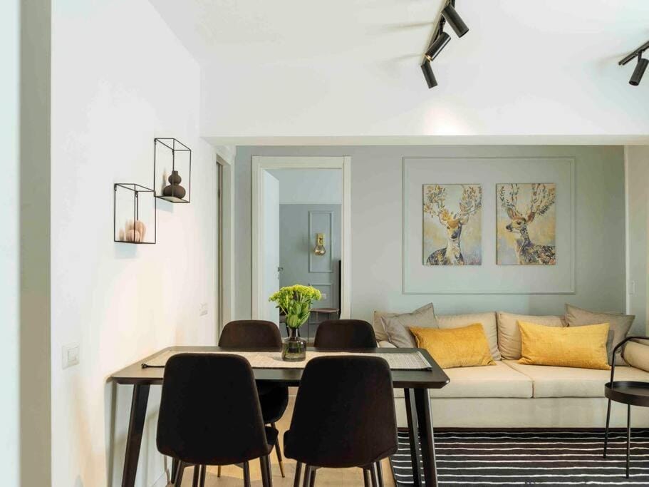 Bright 2BR Apartment - Top Location - City Balcony Apartment in Bucharest