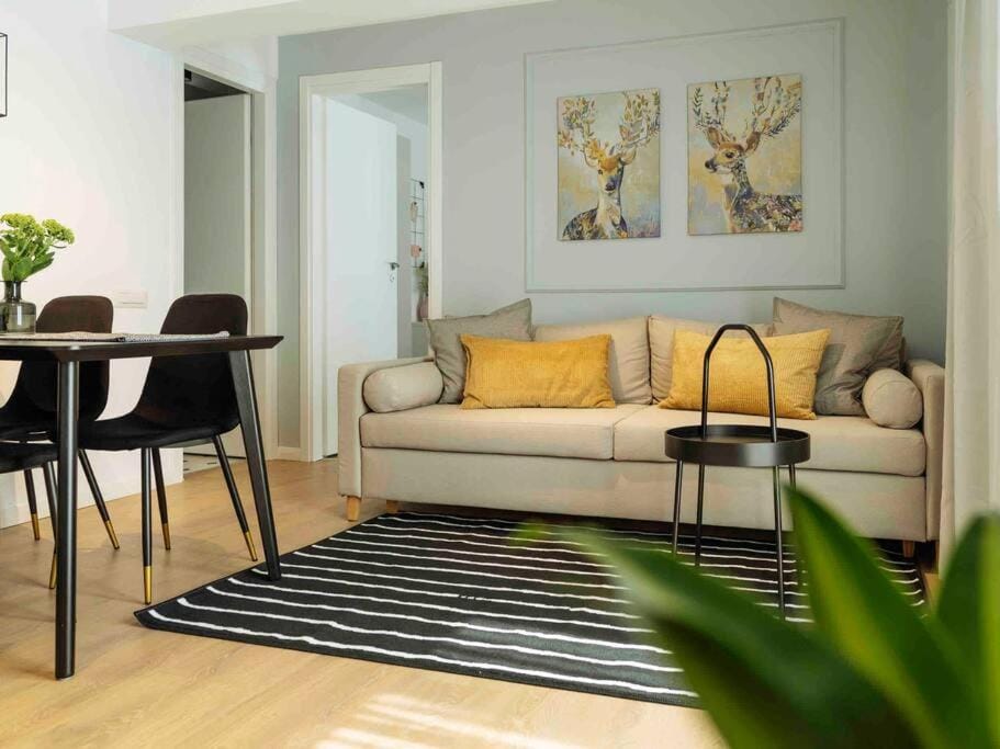 Bright 2BR Apartment - Top Location - City Balcony Apartment in Bucharest