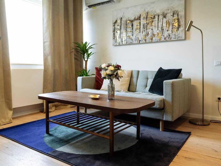 Sunny Modern Studio - Cismigiu Park & Old Town Apartment in Bucharest