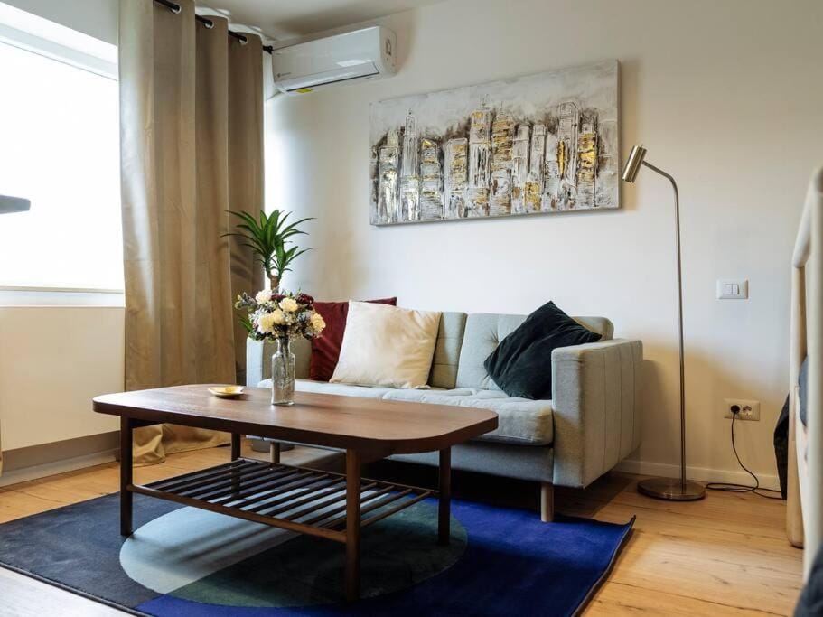 Sunny Modern Studio - Cismigiu Park & Old Town Apartment in Bucharest