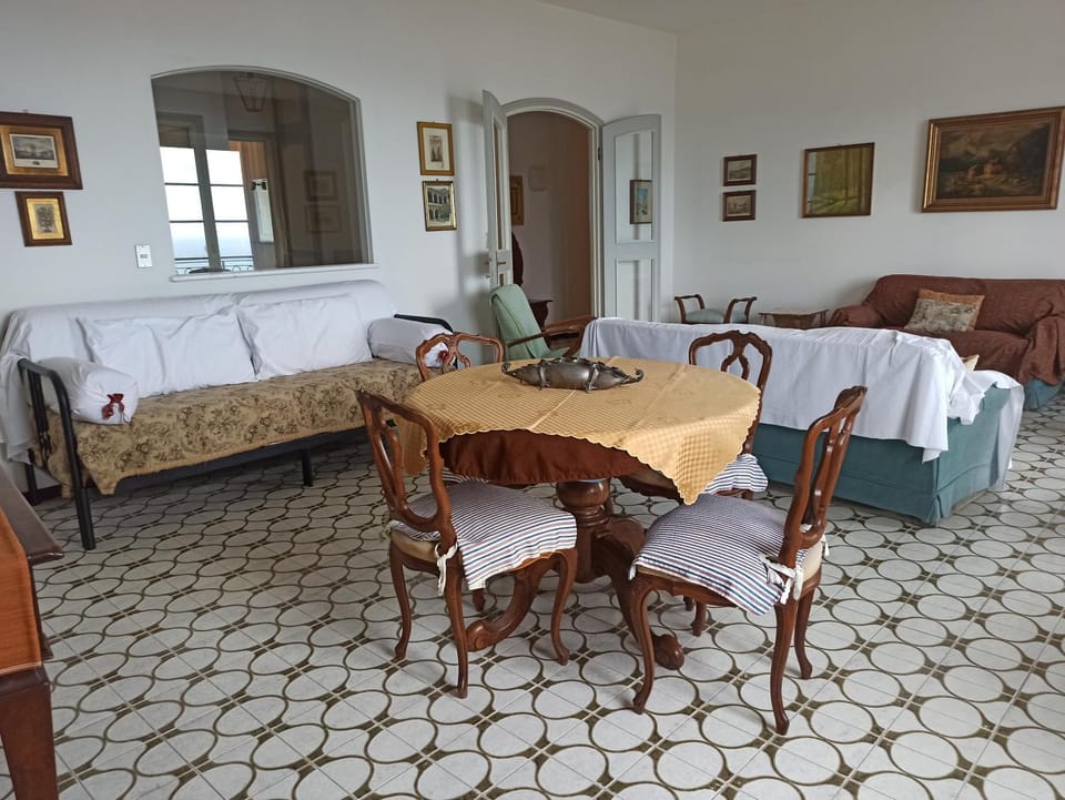 Bed, Seating area, Dining area