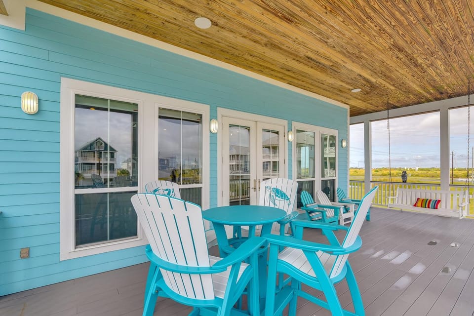 Walk to Galveston Beach: Family Gem w/ Balconies! House in Galveston Island