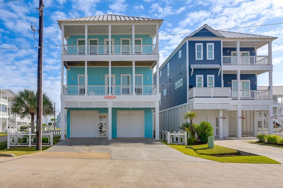 Walk to Galveston Beach: Family Gem w/ Balconies! House in Galveston Island