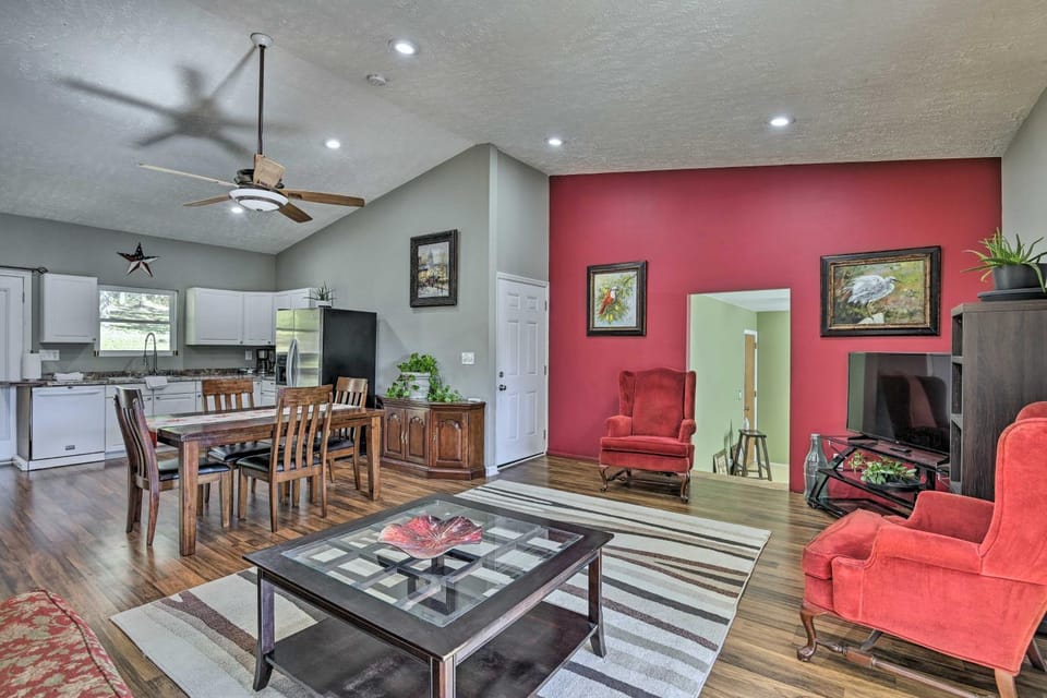 Mt Juliet Getaway w/ Yard: 22 Mi to Nashville House in Hendersonville
