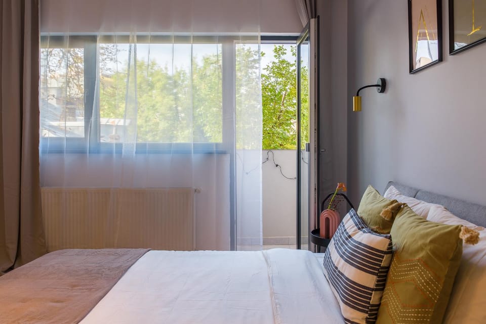 Sunny Studio - Top Location - Green View Balcony Apartment in Bucharest