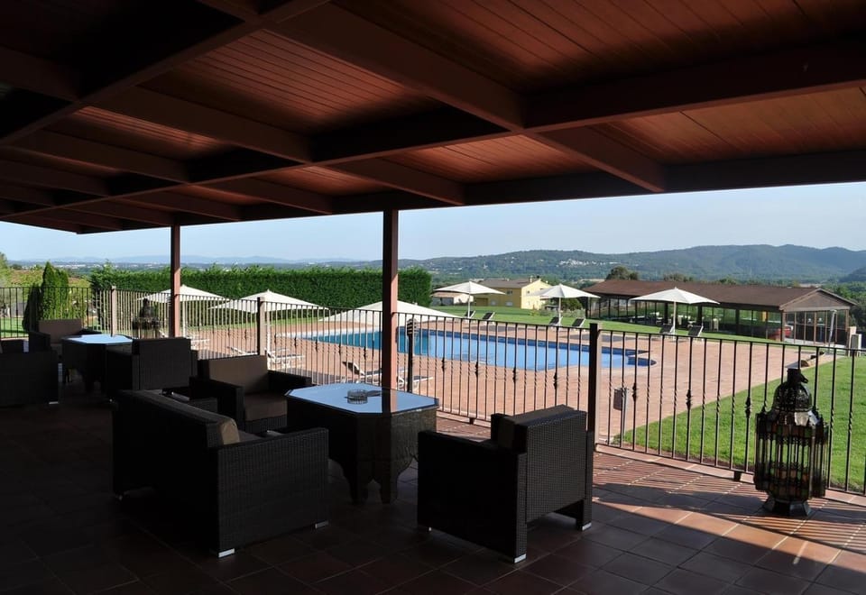 Property building, Balcony/Terrace, Living room