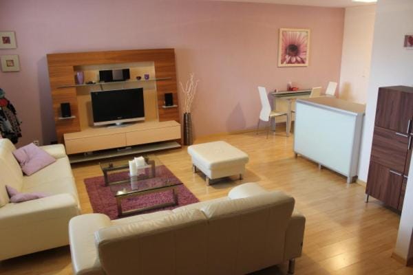 Communal lounge/ TV room, TV and multimedia, Kitchen or kitchenette, Living room, Seating area, Dining area, Evening entertainment, minibar, pet friendly