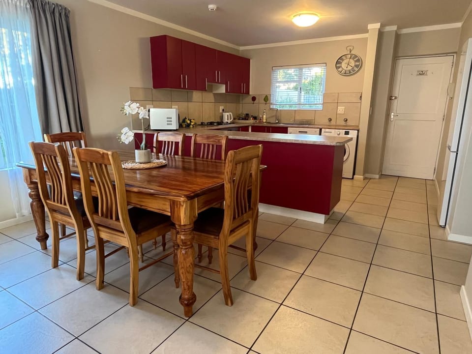 Kitchen or kitchenette, Dining area, minibar, pet friendly, stove