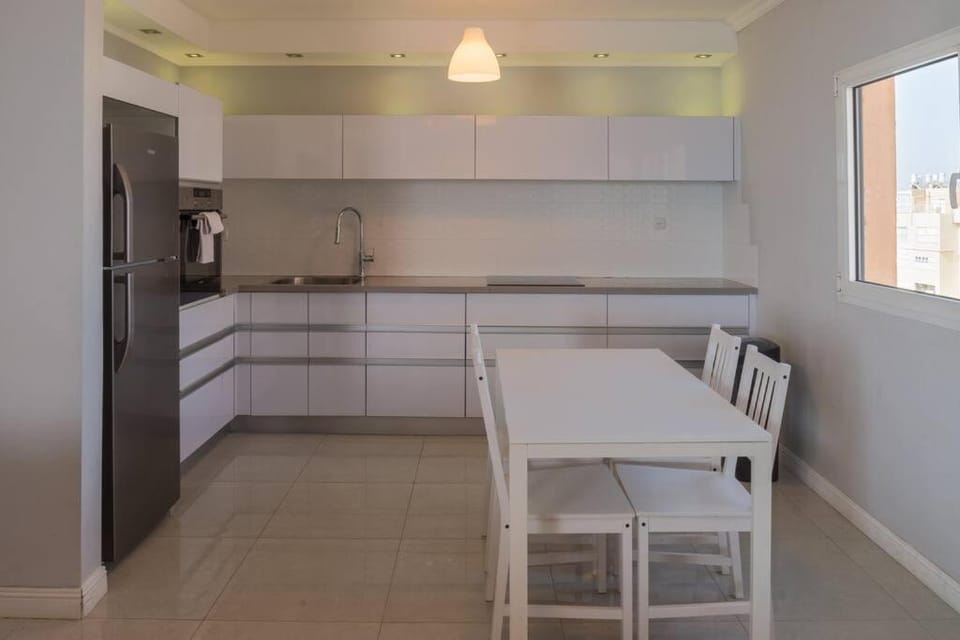 Kitchen or kitchenette, Dining area, oven, stove