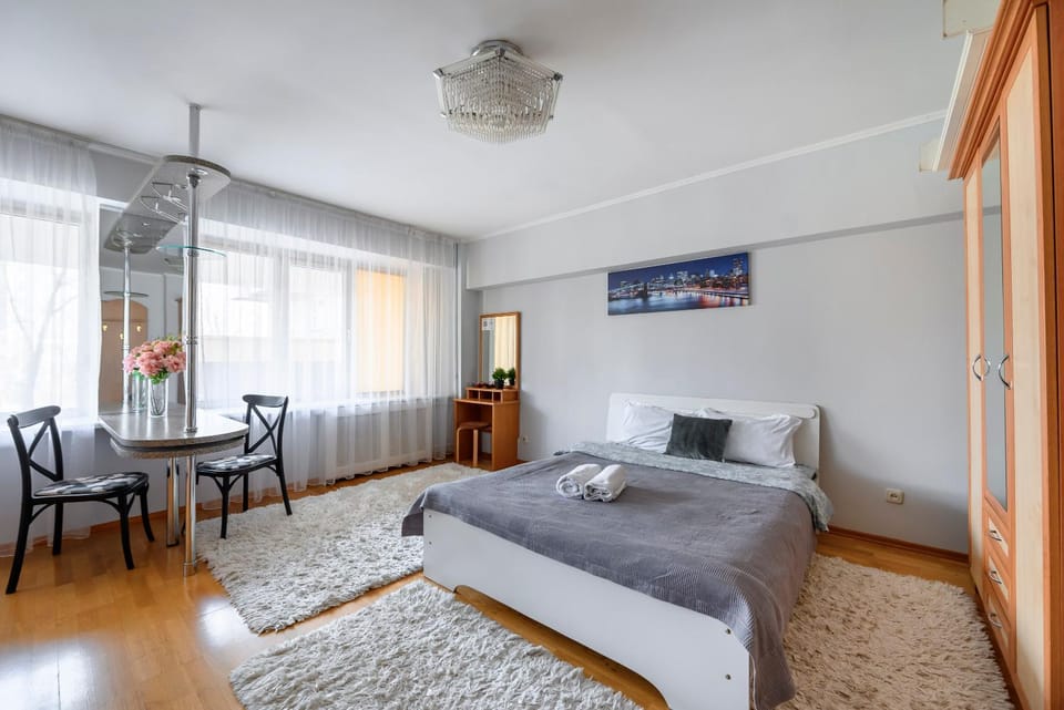 Bed, Dining area, Bedroom