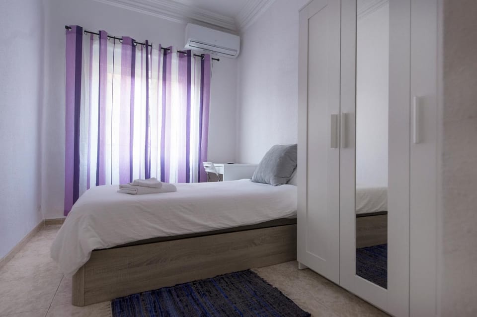 Photo of the whole room, Bedroom