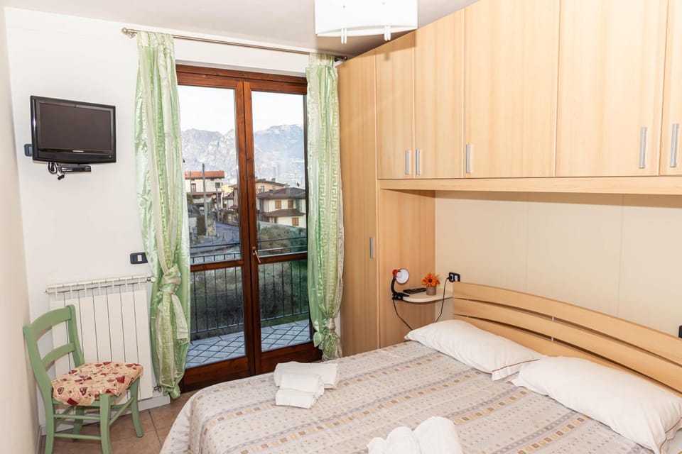 Bed, TV and multimedia, Photo of the whole room, Bedroom, Mountain view, internet, wardrobe